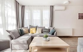 Bright Top Floor Home With Parking